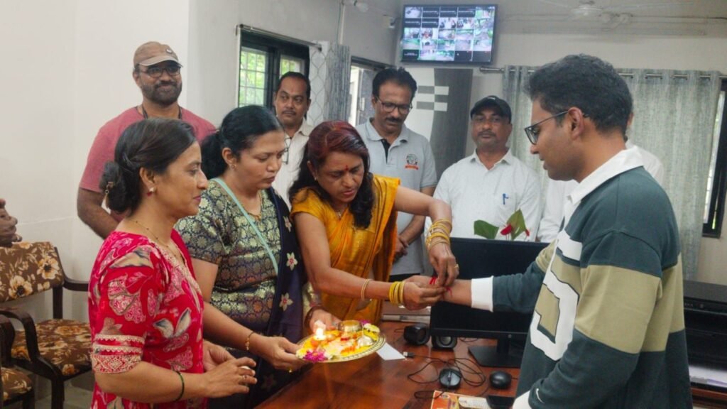 बुढ़ी के चिवड़े की राखी से यवतमालकरों को ‘वर्ल्ड रिकॉर्ड’ का न्योता, एस.एल. फाउंडेशन के ‘सुरक्षा बंधन’ उपक्रम में अनूठी पहल; 27 अक्टूबर को दाते कॉलेज मैदान में होगा चिवड़ा सेवा वितरण का विश्व रिकॉर्ड बनाने का प्रयास 2 बुढ़ी के चिवड़े की राखी से यवतमालकरों को ‘वर्ल्ड रिकॉर्ड’ का न्योता, एस.एल. फाउंडेशन के ‘सुरक्षा बंधन’ उपक्रम में अनूठी पहल; 27 अक्टूबर को दाते कॉलेज मैदान में होगा चिवड़ा सेवा वितरण का विश्व रिकॉर्ड बनाने का प्रयास | New India Times