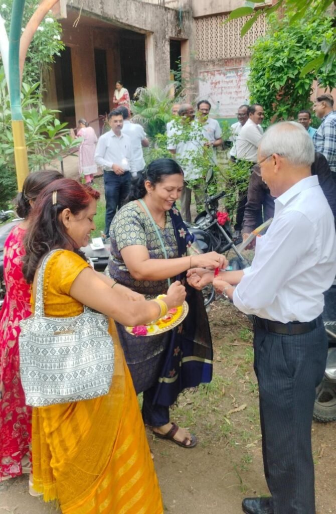 बुढ़ी के चिवड़े की राखी से यवतमालकरों को ‘वर्ल्ड रिकॉर्ड’ का न्योता, एस.एल. फाउंडेशन के ‘सुरक्षा बंधन’ उपक्रम में अनूठी पहल; 27 अक्टूबर को दाते कॉलेज मैदान में होगा चिवड़ा सेवा वितरण का विश्व रिकॉर्ड बनाने का प्रयास 3 बुढ़ी के चिवड़े की राखी से यवतमालकरों को ‘वर्ल्ड रिकॉर्ड’ का न्योता, एस.एल. फाउंडेशन के ‘सुरक्षा बंधन’ उपक्रम में अनूठी पहल; 27 अक्टूबर को दाते कॉलेज मैदान में होगा चिवड़ा सेवा वितरण का विश्व रिकॉर्ड बनाने का प्रयास | New India Times
