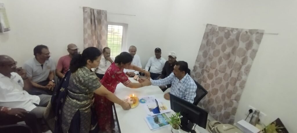 बुढ़ी के चिवड़े की राखी से यवतमालकरों को ‘वर्ल्ड रिकॉर्ड’ का न्योता, एस.एल. फाउंडेशन के ‘सुरक्षा बंधन’ उपक्रम में अनूठी पहल; 27 अक्टूबर को दाते कॉलेज मैदान में होगा चिवड़ा सेवा वितरण का विश्व रिकॉर्ड बनाने का प्रयास 4 बुढ़ी के चिवड़े की राखी से यवतमालकरों को ‘वर्ल्ड रिकॉर्ड’ का न्योता, एस.एल. फाउंडेशन के ‘सुरक्षा बंधन’ उपक्रम में अनूठी पहल; 27 अक्टूबर को दाते कॉलेज मैदान में होगा चिवड़ा सेवा वितरण का विश्व रिकॉर्ड बनाने का प्रयास | New India Times