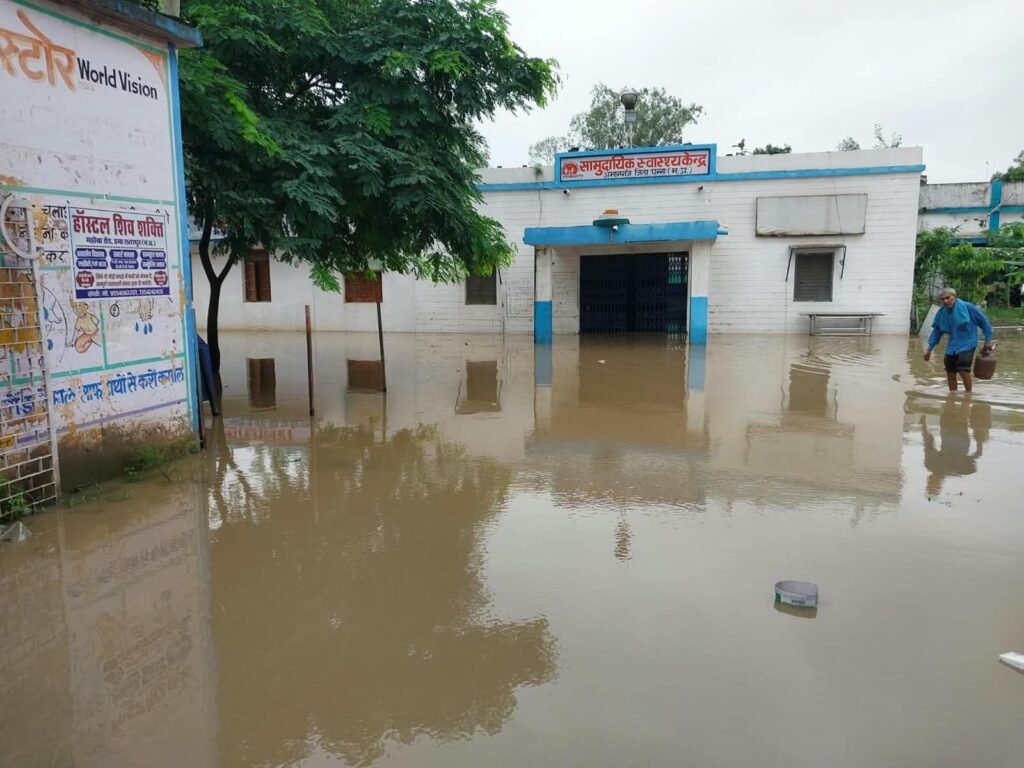 अमानगंज में मिधासन नदी का रौद्र रूप, अस्पताल-थाना और मुख्य बाजार जलमग्न; कलेक्टर-एसपी ने संभाला मोर्चा 3 अमानगंज में मिधासन नदी का रौद्र रूप, अस्पताल-थाना और मुख्य बाजार जलमग्न; कलेक्टर-एसपी ने संभाला मोर्चा | New India Times