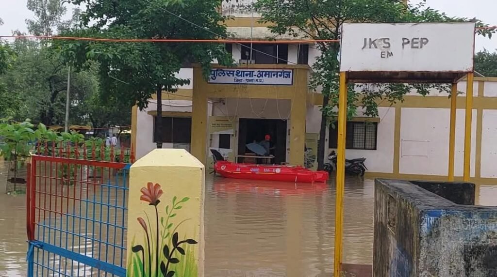 अमानगंज में मिधासन नदी का रौद्र रूप, अस्पताल-थाना और मुख्य बाजार जलमग्न; कलेक्टर-एसपी ने संभाला मोर्चा 2 अमानगंज में मिधासन नदी का रौद्र रूप, अस्पताल-थाना और मुख्य बाजार जलमग्न; कलेक्टर-एसपी ने संभाला मोर्चा | New India Times