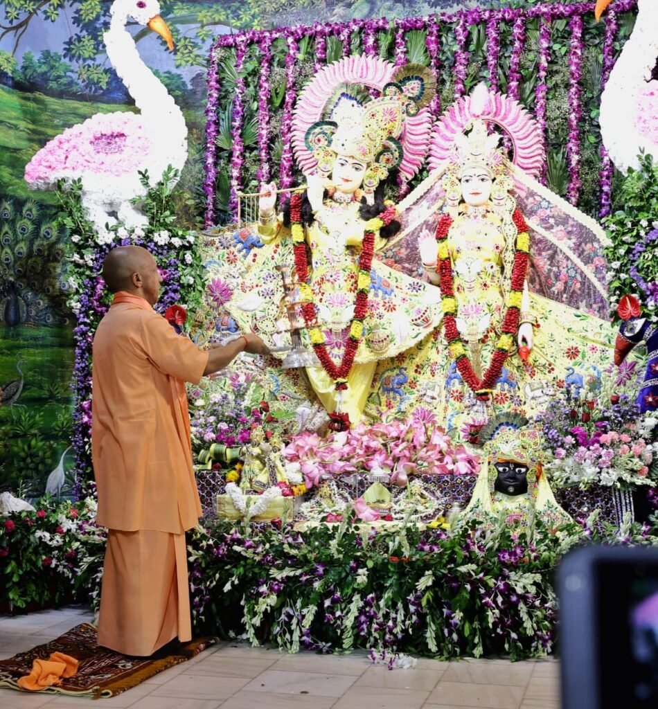 श्रीकृष्ण जन्मभूमि पहुंचे सीएम योगी, चांदी से सजे गर्भगृह में किए ‘लाला’ के दर्शन | New India Times