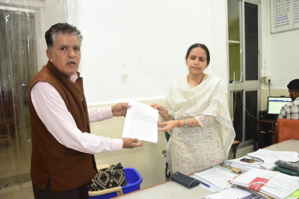 दो माह से न्याय की आस, घायल बेटे को हाथ ठेले पर लेकर भोपाल पहुंचा पिता 2 दो माह से न्याय की आस, घायल बेटे को हाथ ठेले पर लेकर भोपाल पहुंचा पिता | New India Times