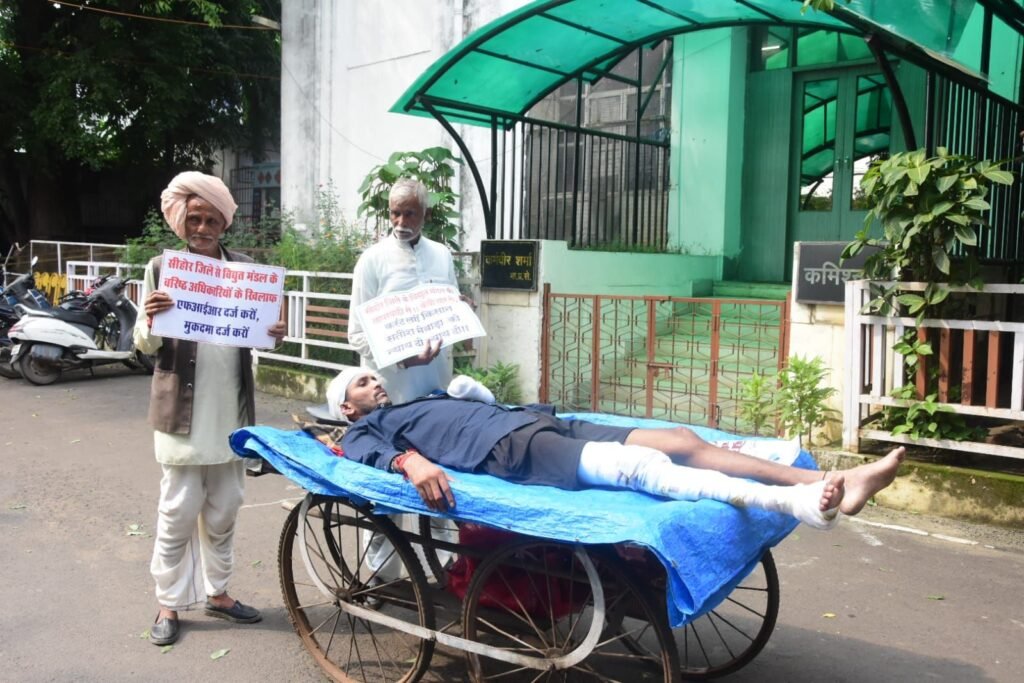 दो माह से न्याय की आस, घायल बेटे को हाथ ठेले पर लेकर भोपाल पहुंचा पिता 3 दो माह से न्याय की आस, घायल बेटे को हाथ ठेले पर लेकर भोपाल पहुंचा पिता | New India Times