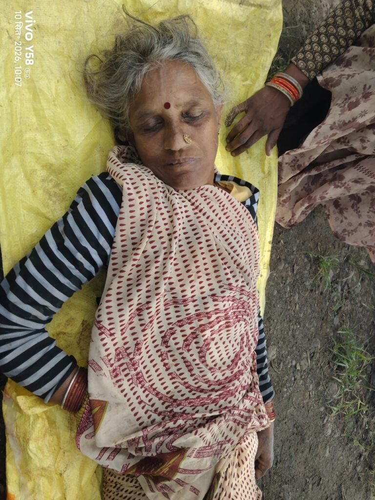 खेत में मिर्च तोड़ने गई महिला की करंट लगने से मौत, फेंसिंग तार में चिपकी मिली महिला 2 खेत में मिर्च तोड़ने गई महिला की करंट लगने से मौत, फेंसिंग तार में चिपकी मिली महिला | New India Times