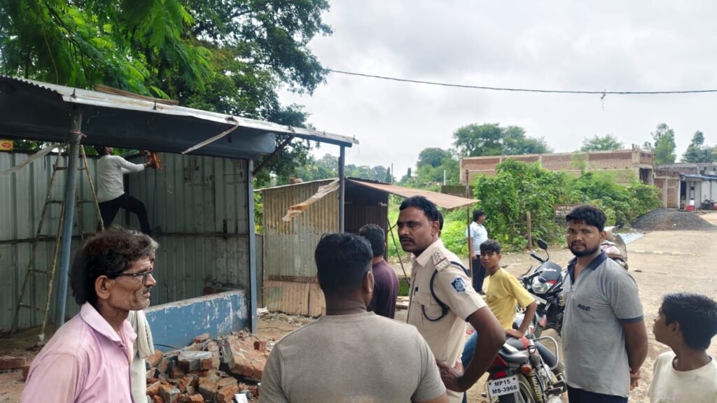 शराब दुकान के सामने अवैध टपरों पर चला प्रशासन का डंडा, आए दिन लगता था शराबियों का जमावड़ा<br> | New India Times