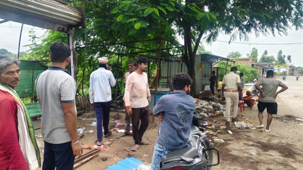 शराब दुकान के सामने अवैध टपरों पर चला प्रशासन का डंडा, आए दिन लगता था शराबियों का जमावड़ा<br> | New India Times