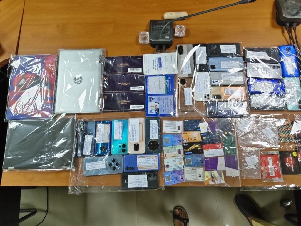 विंडसर हिल्स के डुप्लेक्स में चल रहा था ऑनलाइन सट्टा और बैंक खातों की खरीद-फरोख्त का खेल, 5 आरोपी गिरफ्तार 3 विंडसर हिल्स के डुप्लेक्स में चल रहा था ऑनलाइन सट्टा और बैंक खातों की खरीद-फरोख्त का खेल, 5 आरोपी गिरफ्तार | New India Times