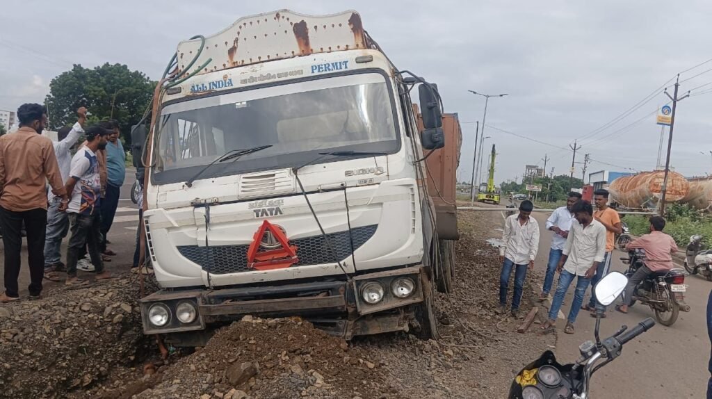 सामने आए वाहन को बचाने में NHAI के गड्ढे में गिरा ट्रक, स्ट्रीट लाइट पोल भी टूटा 2 सामने आए वाहन को बचाने में NHAI के गड्ढे में गिरा ट्रक, स्ट्रीट लाइट पोल भी टूटा | New India Times