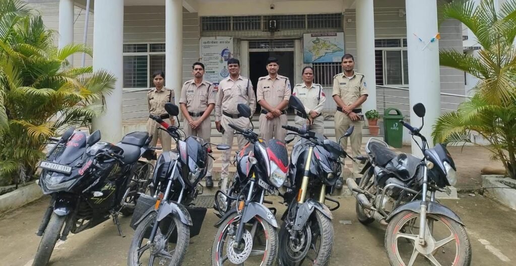 नवेगांव पुलिस की जुआ फड़ पर दबिश, तीन जुआरी गिरफ्तार; 10 फरार, पांच बाइक समेत 3.03 लाख का माल जब्त 2 नवेगांव पुलिस की जुआ फड़ पर दबिश, तीन जुआरी गिरफ्तार; 10 फरार, पांच बाइक समेत 3.03 लाख का माल जब्त | New India Times