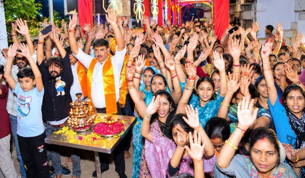 मन्नतों के राजा गणेश पंडाल में उद्योगपति अनिल दुबे ने की 51 दीपकों से महाआरती | New India Times