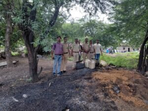 कुक्षी पुलिस की अवैध शराब के खिलाफ बड़ी कार्रवाई, 15 लीटर महुआ शराब जब्त