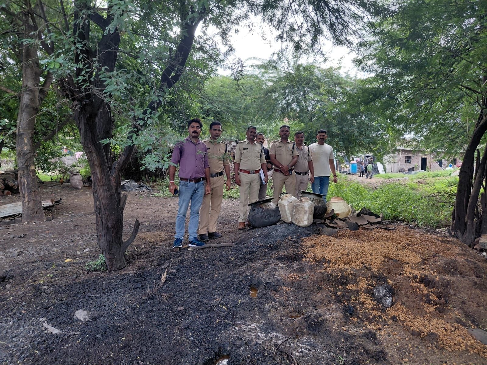 कुक्षी पुलिस की अवैध शराब के खिलाफ बड़ी कार्रवाई, 15 लीटर महुआ शराब जब्त 1 कुक्षी पुलिस की अवैध शराब के खिलाफ बड़ी कार्रवाई, 15 लीटर महुआ शराब जब्त | New India Times