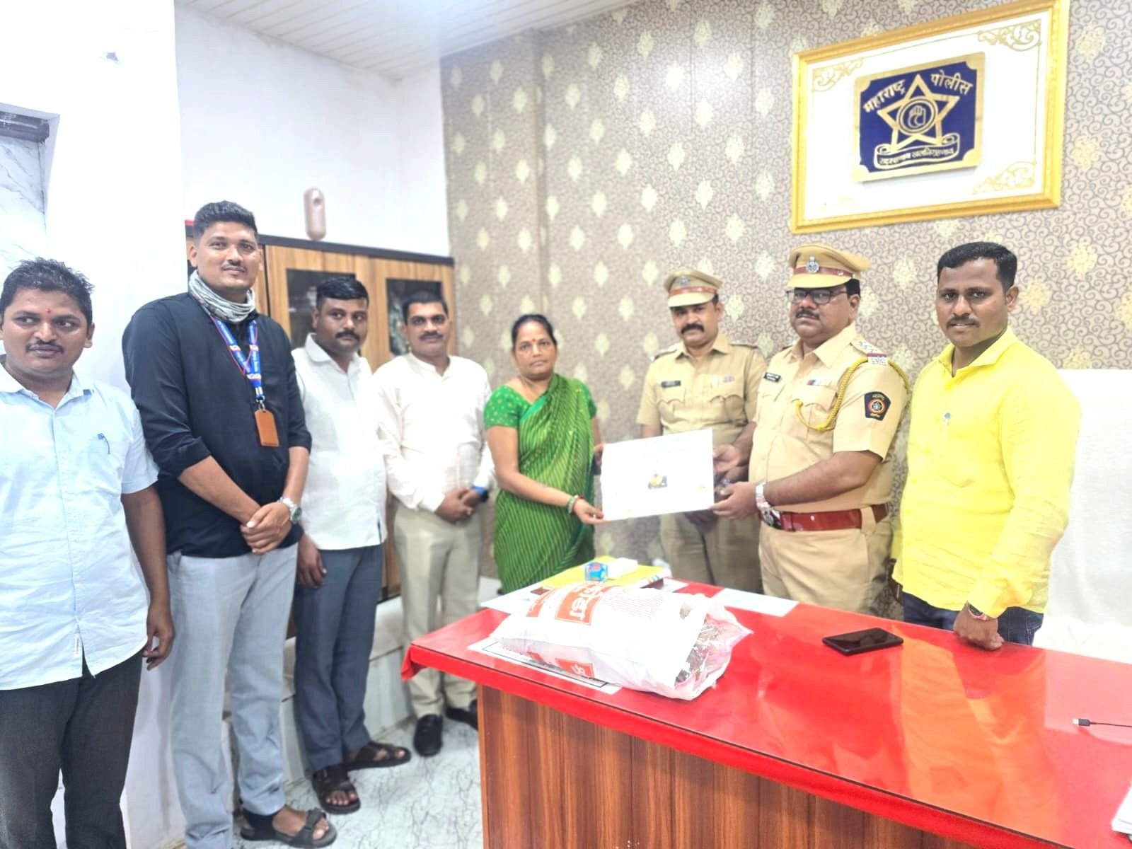 ऑटो रिक्शा में छूटी 3.40 लाख रुपये कीमत की सोने की ज्वेलरी चार घंटे में तलाश कर अचोले पुलिस ने महिला को लौटाई 1 ऑटो रिक्शा में छूटी 3.40 लाख रुपये कीमत की सोने की ज्वेलरी चार घंटे में तलाश कर अचोले पुलिस ने महिला को लौटाई | New India Times
