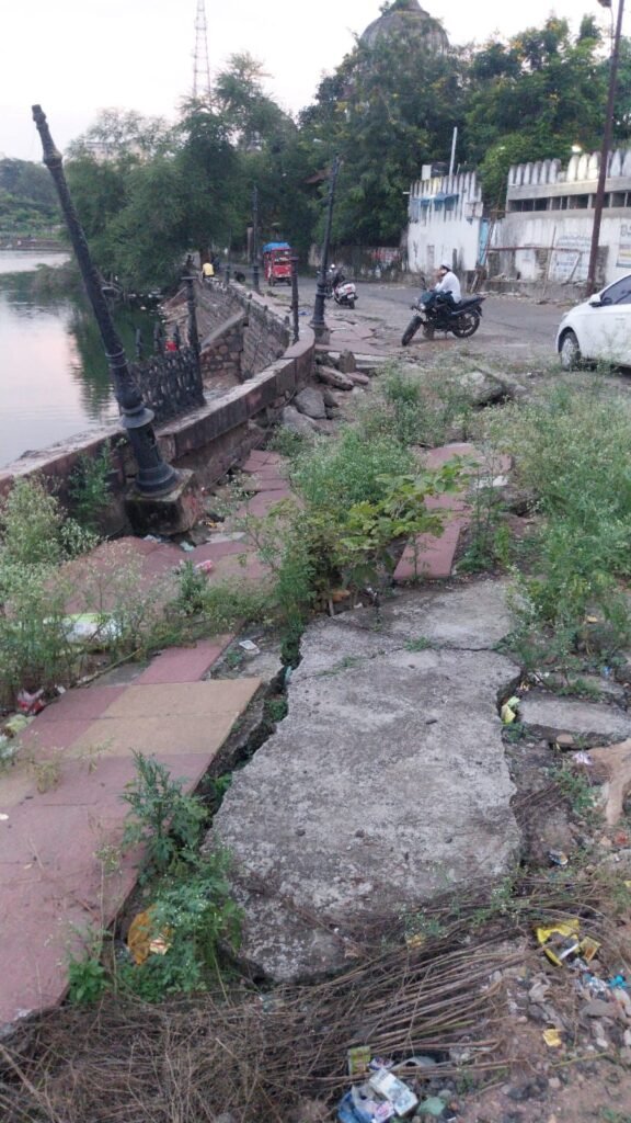 लाखों खर्च कर बनाया फुटपाथ, अब धंसकर खोल रहा विकास के दावों की पोल 3 लाखों खर्च कर बनाया फुटपाथ, अब धंसकर खोल रहा विकास के दावों की पोल | New India Times