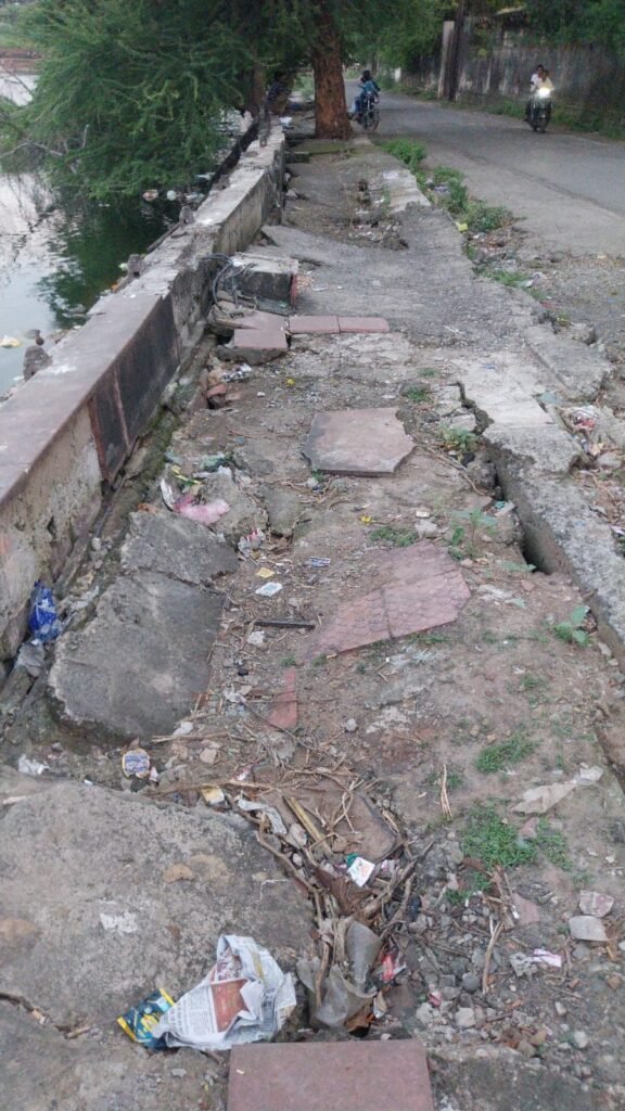 लाखों खर्च कर बनाया फुटपाथ, अब धंसकर खोल रहा विकास के दावों की पोल 4 लाखों खर्च कर बनाया फुटपाथ, अब धंसकर खोल रहा विकास के दावों की पोल | New India Times