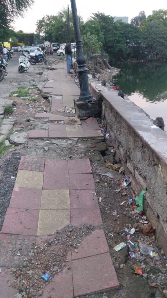 लाखों खर्च कर बनाया फुटपाथ, अब धंसकर खोल रहा विकास के दावों की पोल 5 लाखों खर्च कर बनाया फुटपाथ, अब धंसकर खोल रहा विकास के दावों की पोल | New India Times