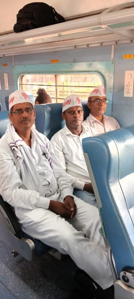पेंशन शंखनाद महारैली के लिए सैकड़ों शिक्षक-कर्मचारी लखनऊ रवाना 2 पेंशन शंखनाद महारैली के लिए सैकड़ों शिक्षक-कर्मचारी लखनऊ रवाना | New India Times