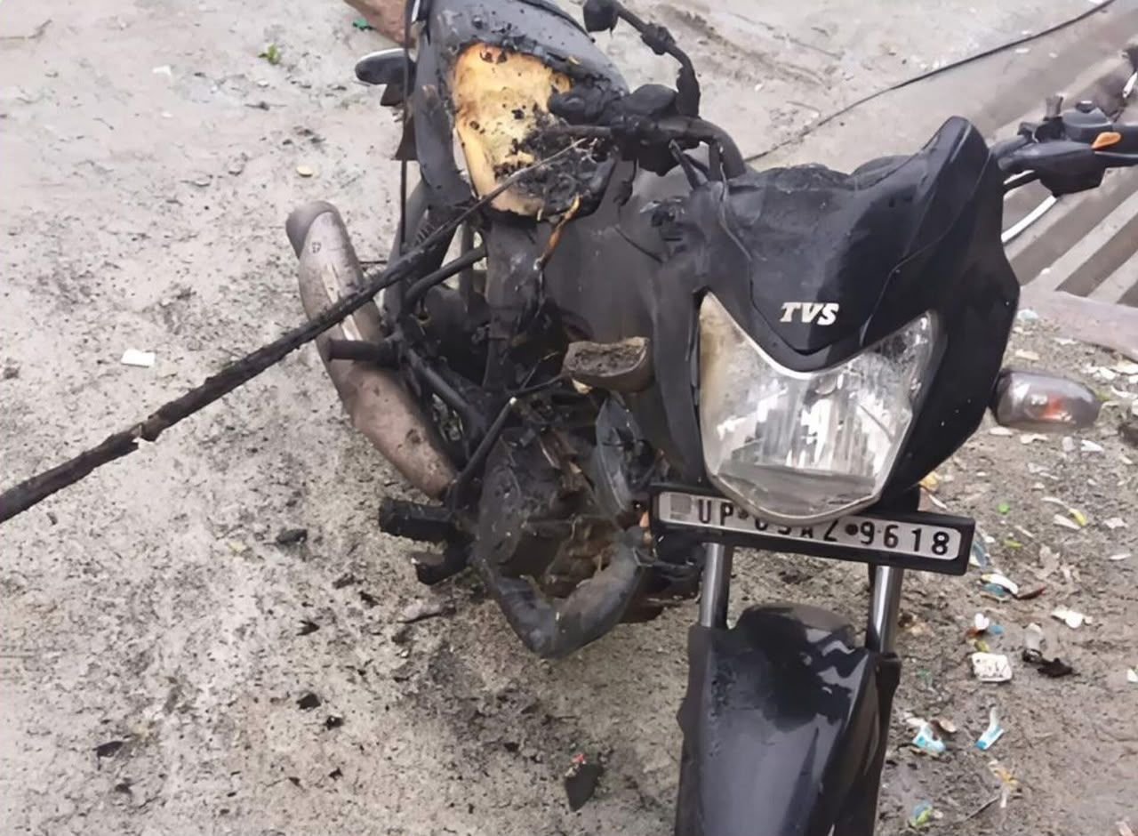 हाईटेंशन तार टूटकर बाइक पर गिरने से बाइक में लगी आग 1 हाईटेंशन तार टूटकर बाइक पर गिरने से बाइक में लगी आग | New India Times