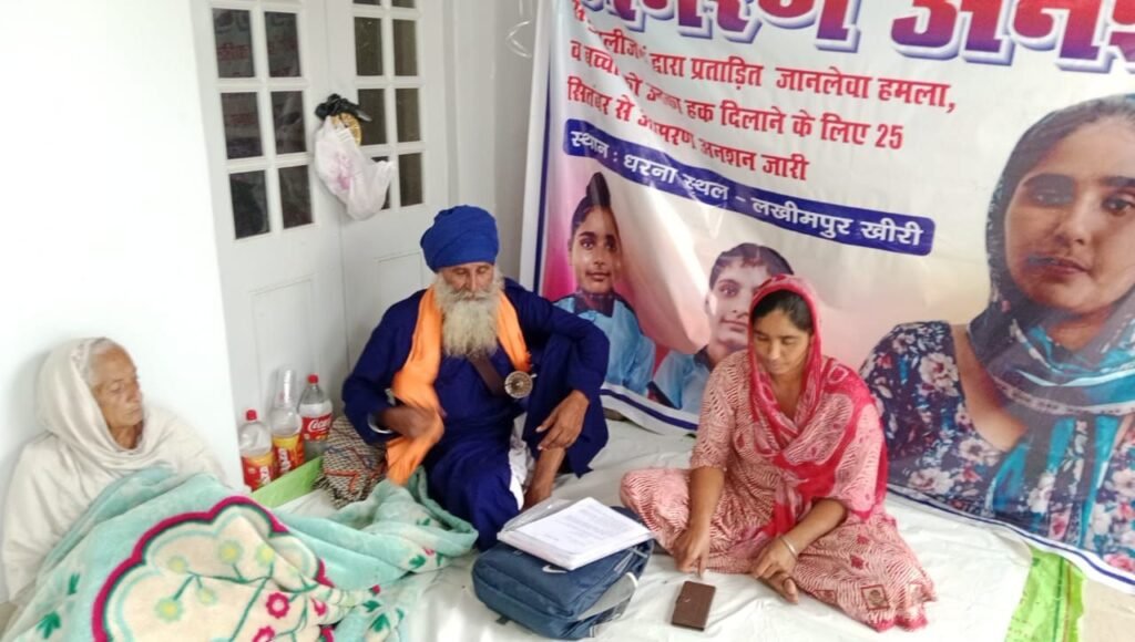 दो बच्चों के हक़ के लिए तीन दिन से आमरण अनशन पर बैठी महिला, प्रशासन पर अनदेखी का आरोप 2 दो बच्चों के हक़ के लिए तीन दिन से आमरण अनशन पर बैठी महिला, प्रशासन पर अनदेखी का आरोप | New India Times