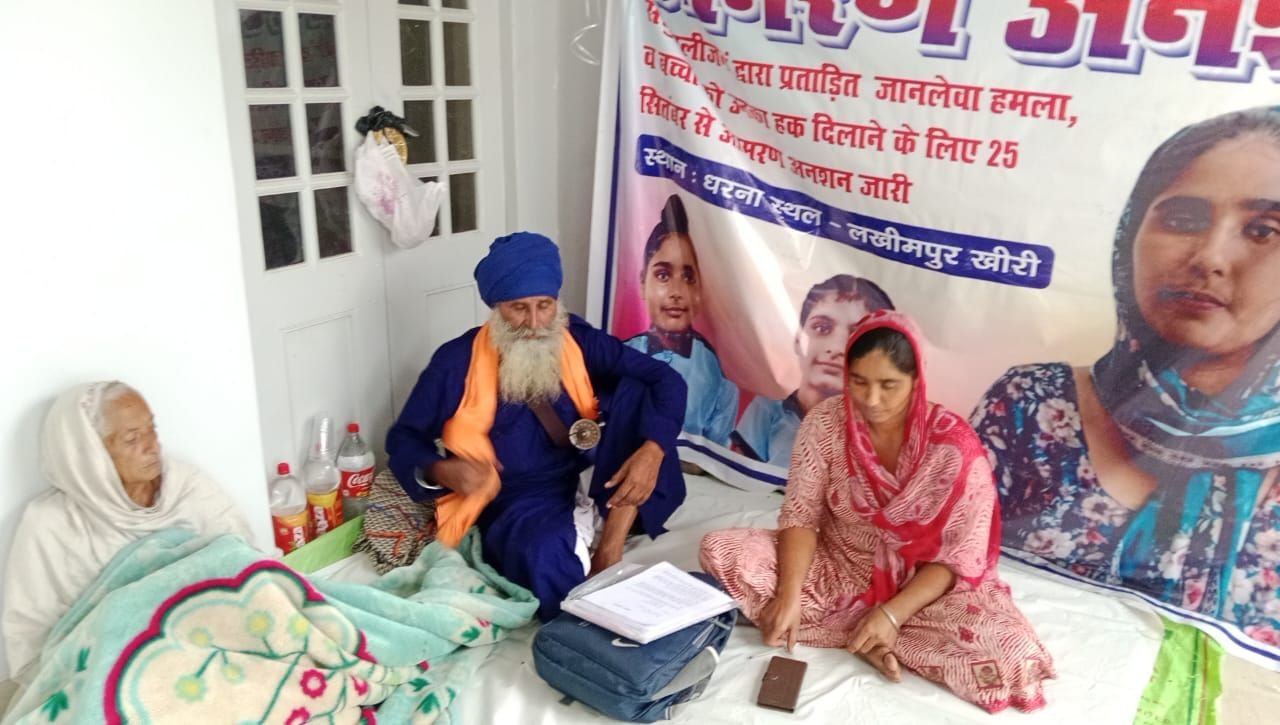 दो बच्चों के हक़ के लिए तीन दिन से आमरण अनशन पर बैठी महिला, प्रशासन पर अनदेखी का आरोप 1 दो बच्चों के हक़ के लिए तीन दिन से आमरण अनशन पर बैठी महिला, प्रशासन पर अनदेखी का आरोप | New India Times