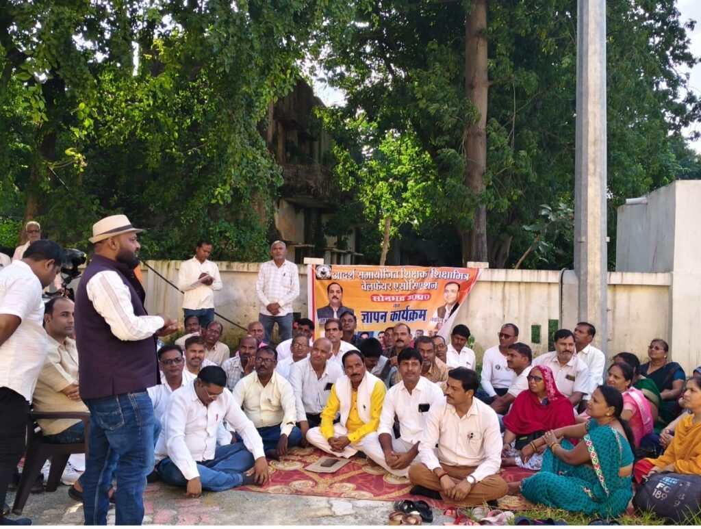 शिक्षामित्रों ने उठाई आवाज, मुख्यमंत्री के नाम सौंपा चार सूत्रीय मांगपत्र | New India Times