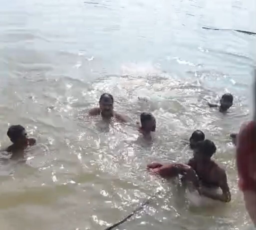 तालाब में डूबे युवक को बचाने चौकी प्रभारी ने पानी में उतर कर ग्रामीणों के साथ चलाया रेस्क्यू अभियान, फिर भी नहीं बच सकी जान 2 तालाब में डूबे युवक को बचाने चौकी प्रभारी ने पानी में उतर कर ग्रामीणों के साथ चलाया रेस्क्यू अभियान, फिर भी नहीं बच सकी जान | New India Times