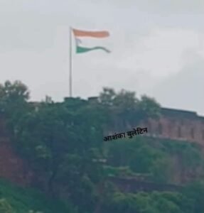 चुनार किले पर फटा तिरंगा, जिम्मेदारों की कार्यप्रणाली पर उठे सवाल