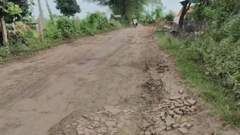 बदहाल सड़कों से शहर से गांव- कस्बों तक लोग परेशान, जिम्मेदारों के रोज़ गुजरने के बावजूद नहीं हो रहा सुधार 2 बदहाल सड़कों से शहर से गांव- कस्बों तक लोग परेशान, जिम्मेदारों के रोज़ गुजरने के बावजूद नहीं हो रहा सुधार | New India Times