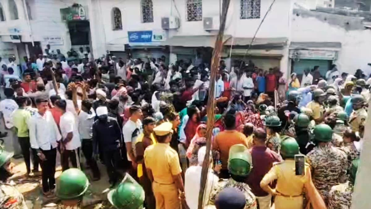यावल के किनगांव में RSS के रूट मार्च का विरोध, पथराव के बाद पुलिस ने किया हल्का लाठीचार्ज 1 यावल के किनगांव में RSS के रूट मार्च का विरोध, पथराव के बाद पुलिस ने किया हल्का लाठीचार्ज | New India Times