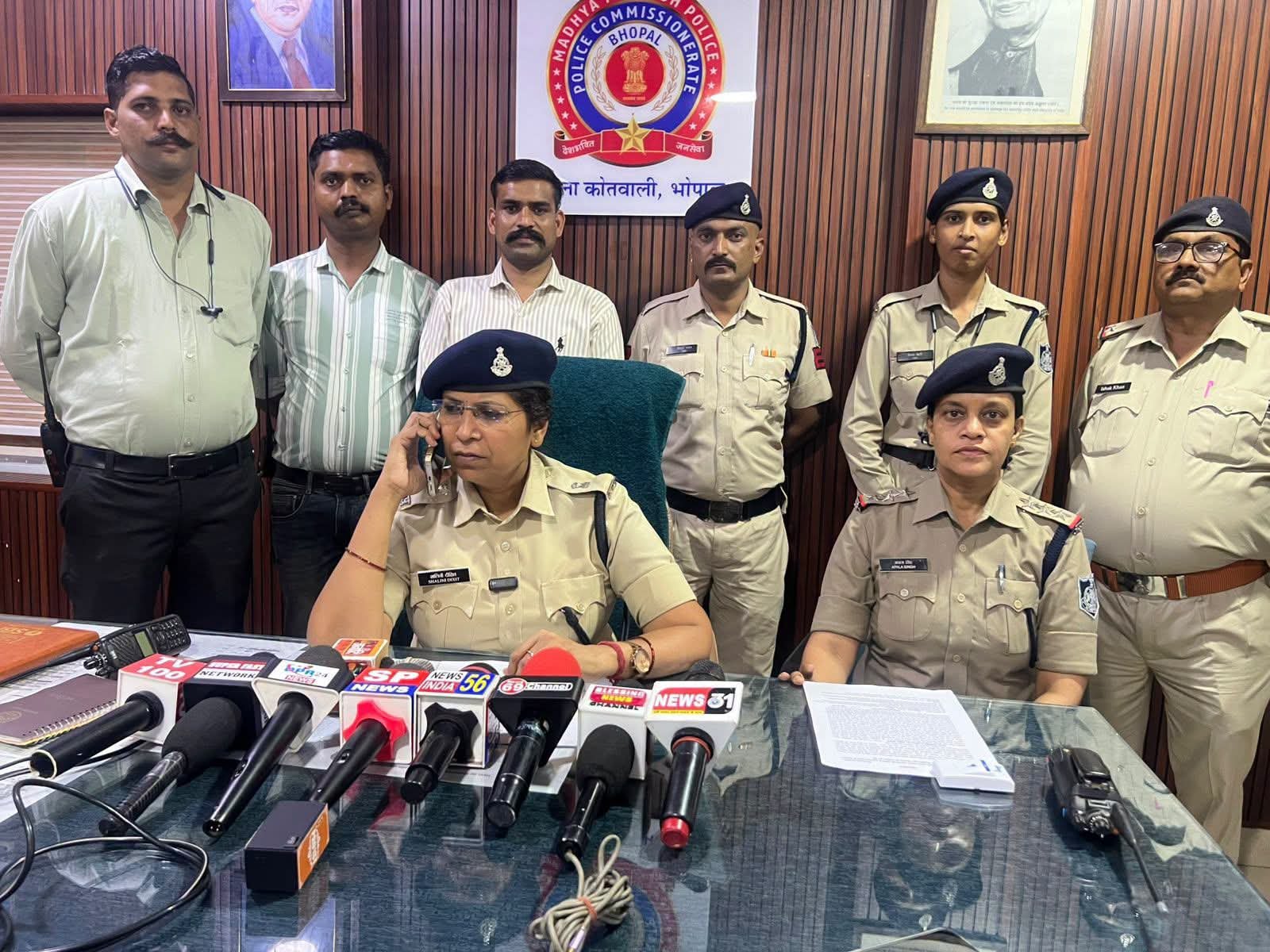 सराफा दुकान से 40 लाख की चोरी का खुलासा कर अपचारी बालक समेत तीन आरोपियों को कोतवाली पुलिस ने किया गिरफ्तार, 2अन्य की तलाश जारी 1 सराफा दुकान से 40 लाख की चोरी का खुलासा कर अपचारी बालक समेत तीन आरोपियों को कोतवाली पुलिस ने किया गिरफ्तार, 2अन्य की तलाश जारी | New India Times