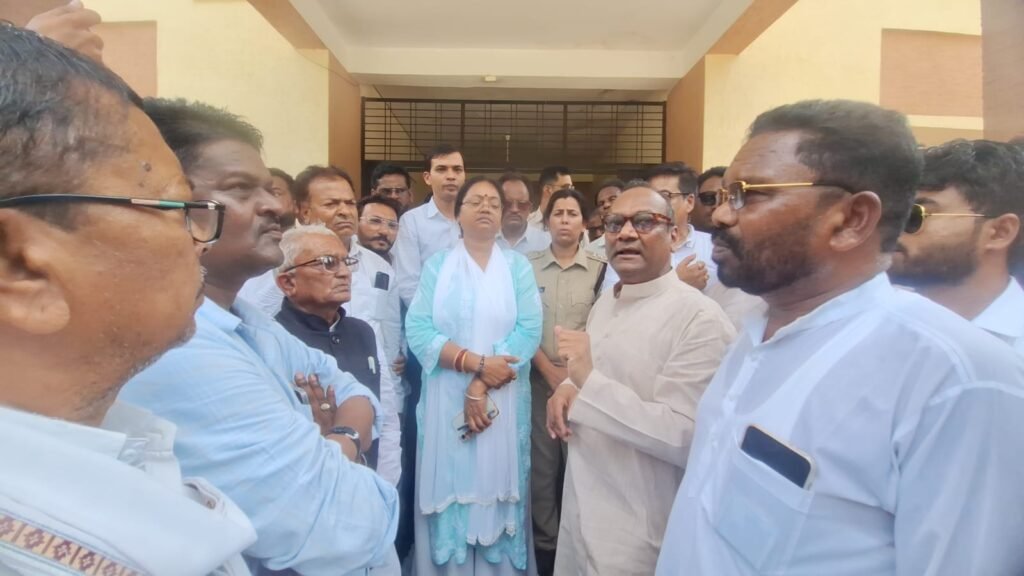 जिला कांग्रेस कमेटी ने राष्ट्रपति के नाम कलेक्टर को सौंपा ज्ञापन, सूखा घोषित करने और किसानों का कर्ज माफ करने की मांग 2 जिला कांग्रेस कमेटी ने राष्ट्रपति के नाम कलेक्टर को सौंपा ज्ञापन, सूखा घोषित करने और किसानों का कर्ज माफ करने की मांग | New India Times