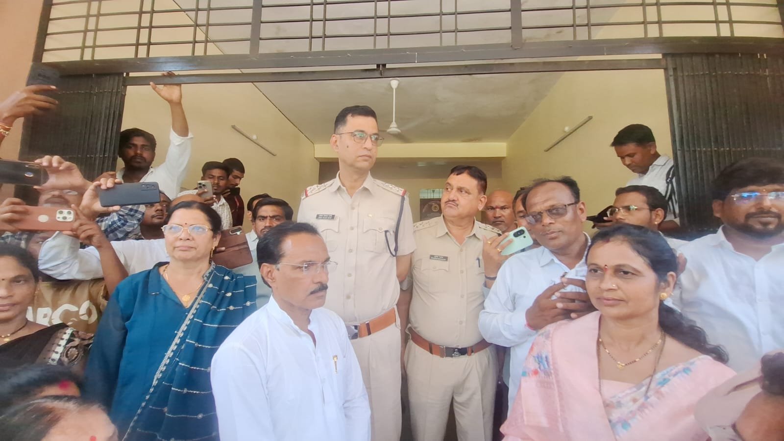 जिला कांग्रेस कमेटी ने राष्ट्रपति के नाम कलेक्टर को सौंपा ज्ञापन, सूखा घोषित करने और किसानों का कर्ज माफ करने की मांग | New India Times