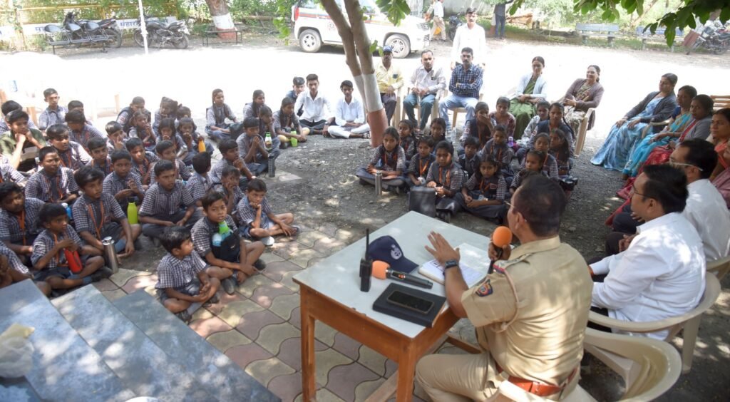 यातायात नियमों को लेकर विद्यार्थियों में जनजागृति, 100 छात्रों ने किया यातायात शाखा का शैक्षणिक दौरा 2 यातायात नियमों को लेकर विद्यार्थियों में जनजागृति, 100 छात्रों ने किया यातायात शाखा का शैक्षणिक दौरा | New India Times