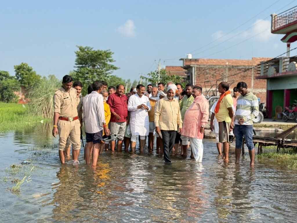 बाढ़ प्रभावित गांवों में पहुंचे पूर्व मंत्री डॉ. सतीश द्विवेदी, ग्रामीणों की सुनी समस्याएं 2 बाढ़ प्रभावित गांवों में पहुंचे पूर्व मंत्री डॉ. सतीश द्विवेदी, ग्रामीणों की सुनी समस्याएं | New India Times