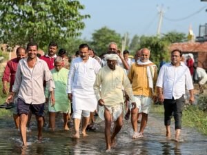 बाढ़ प्रभावित गांवों में पहुंचे पूर्व मंत्री डॉ. सतीश द्विवेदी, ग्रामीणों की सुनी समस्याएं