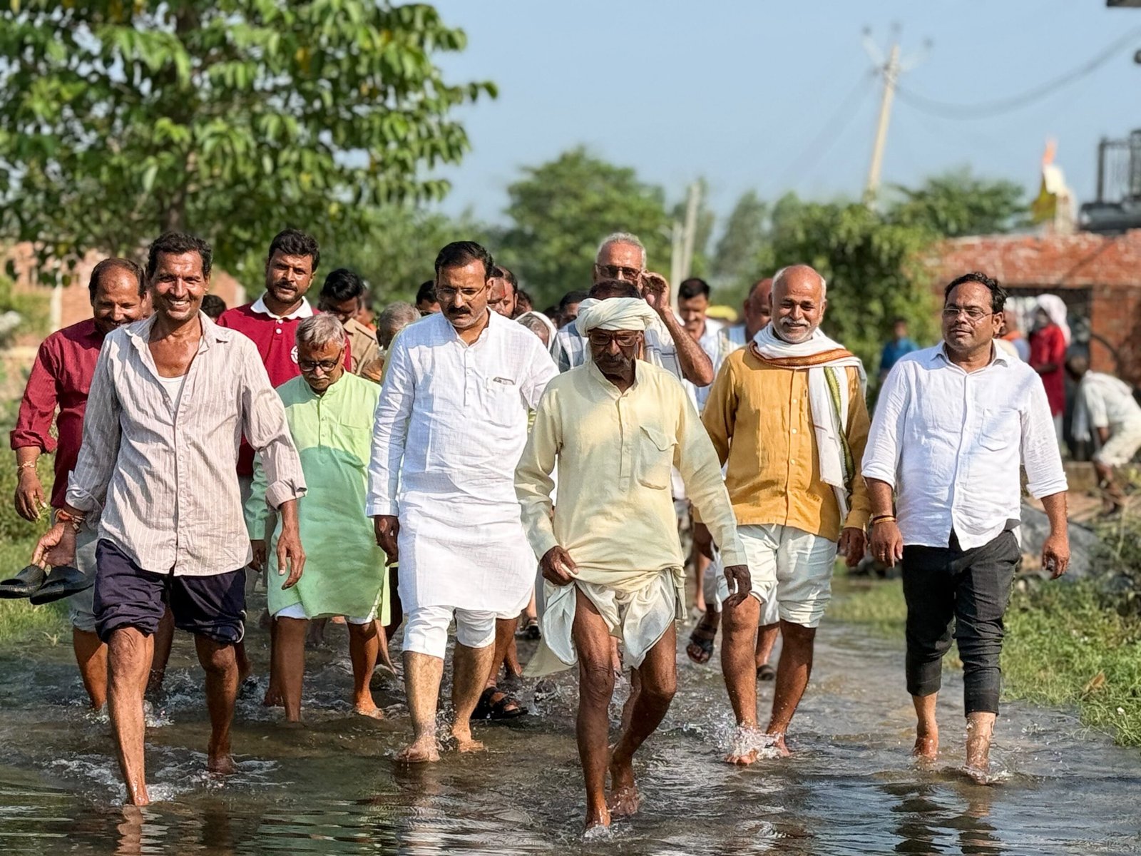 बाढ़ प्रभावित गांवों में पहुंचे पूर्व मंत्री डॉ. सतीश द्विवेदी, ग्रामीणों की सुनी समस्याएं 1 बाढ़ प्रभावित गांवों में पहुंचे पूर्व मंत्री डॉ. सतीश द्विवेदी, ग्रामीणों की सुनी समस्याएं | New India Times