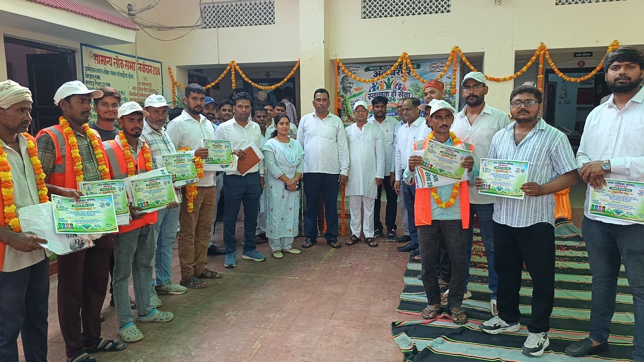 गांधी जयंती पर नगर पालिका अकबरपुर में हुआ ध्वजारोहण, उत्कृष्ट कार्य करने वाले स्वच्छता नायकों और स्वच्छता मित्रों का सम्मान 1 गांधी जयंती पर नगर पालिका अकबरपुर में हुआ ध्वजारोहण, उत्कृष्ट कार्य करने वाले स्वच्छता नायकों और स्वच्छता मित्रों का सम्मान | New India Times