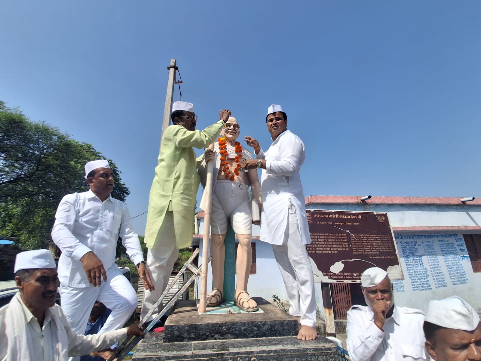 गांधी जयंती पर गांधी ग्राम अनंतपुरा में गूंजा राष्ट्रपिता महात्मा गांधी का संदेश 1 गांधी जयंती पर गांधी ग्राम अनंतपुरा में गूंजा राष्ट्रपिता महात्मा गांधी का संदेश | New India Times