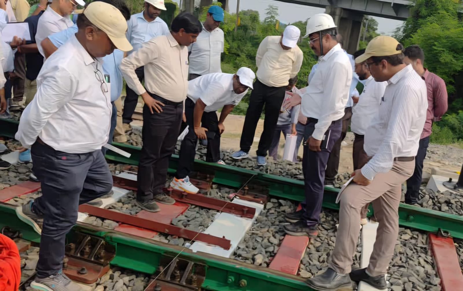 नए रेल पुल का रेल संरक्षा आयुक्त ने किया निरीक्षण, मोकामा–रामपुर डुमरा रेलखंड पर सिग्नलिंग कार्यों की कमिश्निंग 1 नए रेल पुल का रेल संरक्षा आयुक्त ने किया निरीक्षण, मोकामा–रामपुर डुमरा रेलखंड पर सिग्नलिंग कार्यों की कमिश्निंग | New India Times
