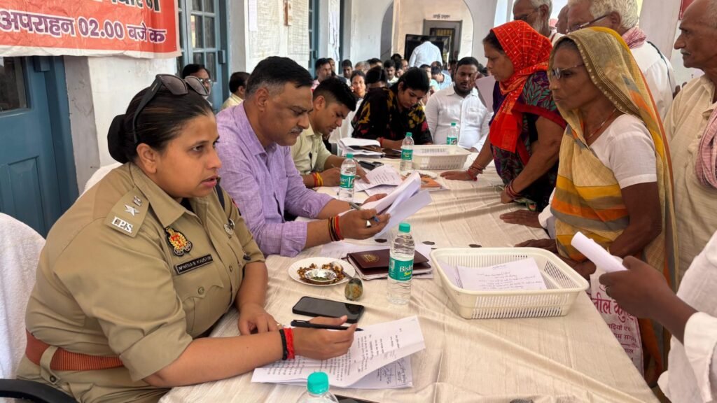 संपूर्ण समाधान दिवस में डीएम- एसपी ने सुनीं फरियादियों की समस्याएं, समयबद्ध निस्तारण के दिए निर्देश | New India Times
