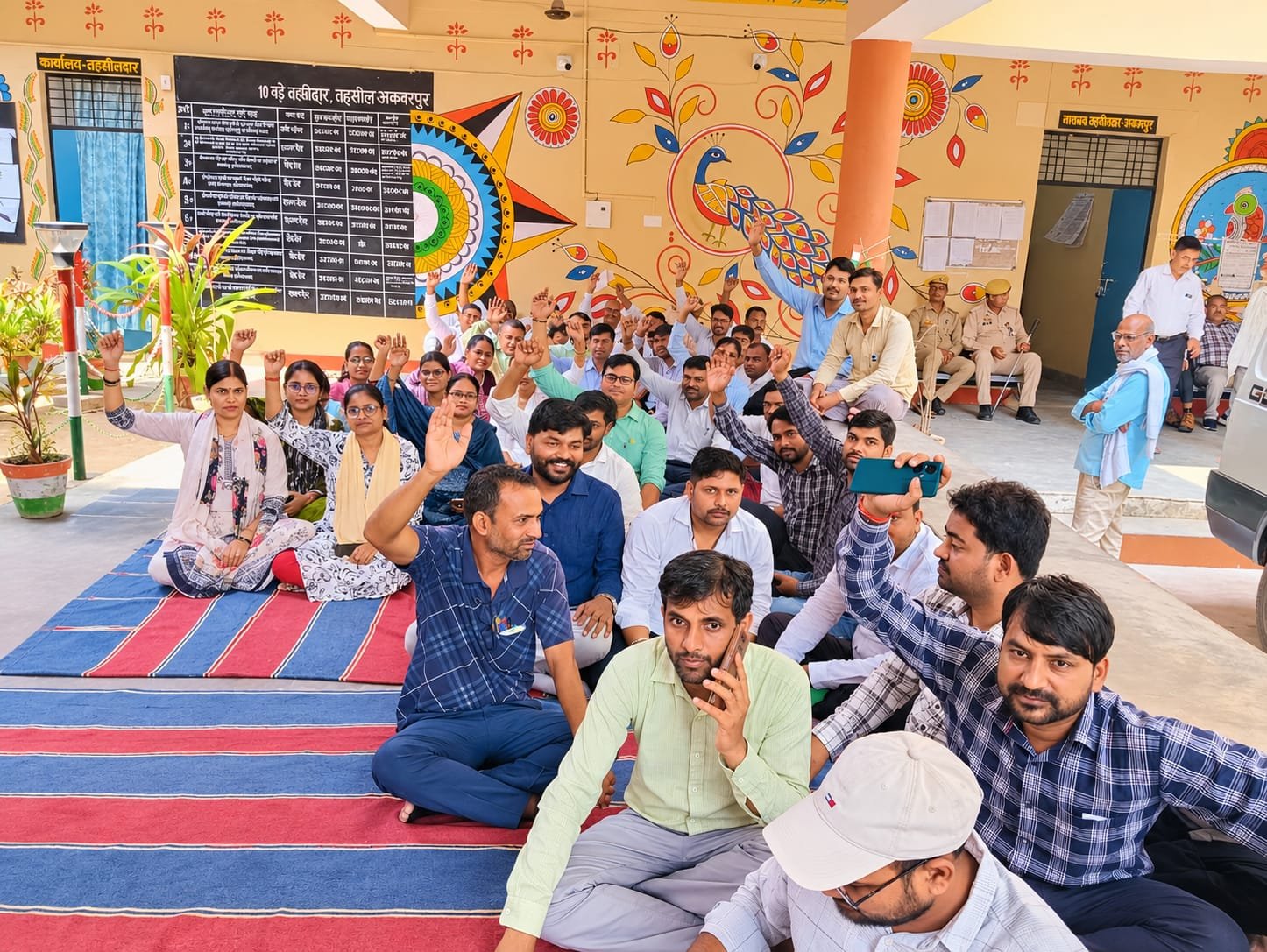 आलापुर तहसील में लेखपालों ने खोला मोर्चा, चरणबद्ध आंदोलन का ऐलान 1 आलापुर तहसील में लेखपालों ने खोला मोर्चा, चरणबद्ध आंदोलन का ऐलान | New India Times