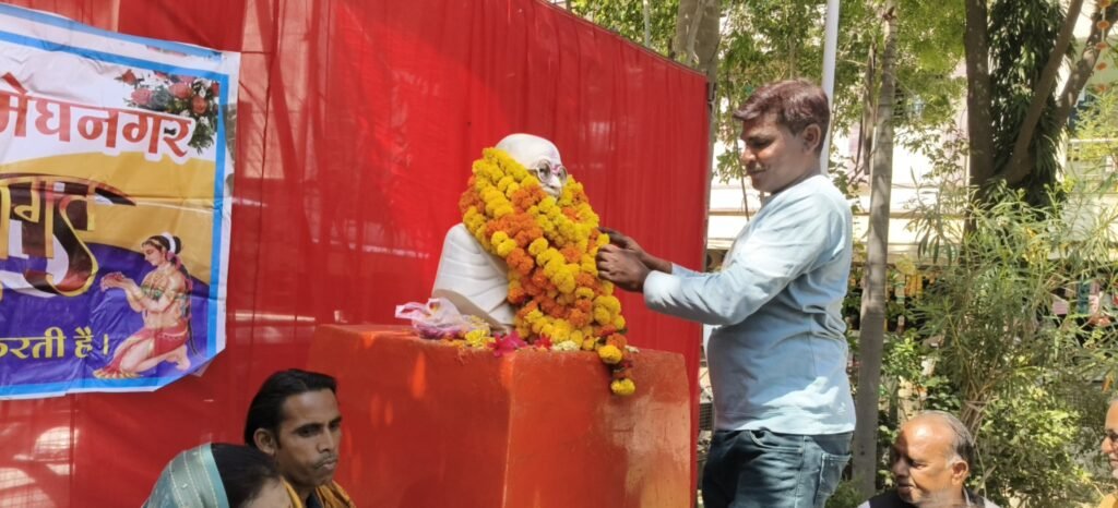 मेघनगर में गांधी जयंती पर महात्मा गांधी जी को किया नमन, विधायक सहित कांग्रेस नेताओं ने किया माल्यार्पण 7 मेघनगर में गांधी जयंती पर महात्मा गांधी जी को किया नमन, विधायक सहित कांग्रेस नेताओं ने किया माल्यार्पण | New India Times