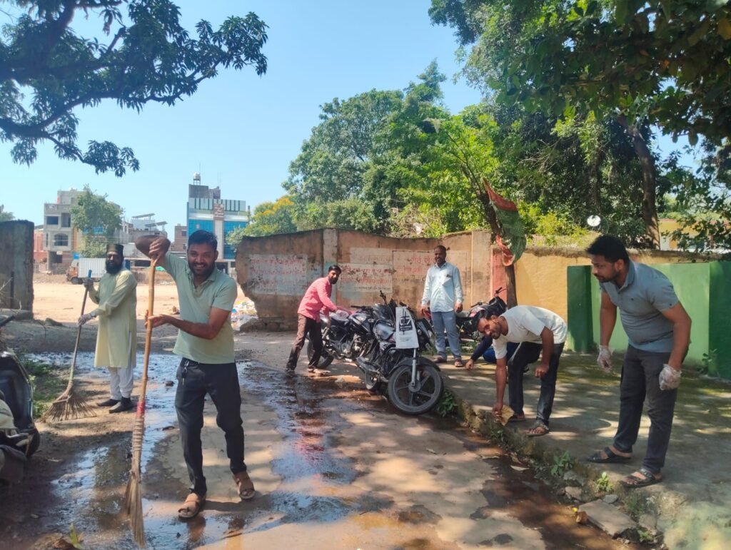 अलीराजपुर में भाजपा अल्पसंख्यक मोर्चा ने दरगाह परिसर में चलाया स्वच्छता अभियान 3 अलीराजपुर में भाजपा अल्पसंख्यक मोर्चा ने दरगाह परिसर में चलाया स्वच्छता अभियान | New India Times