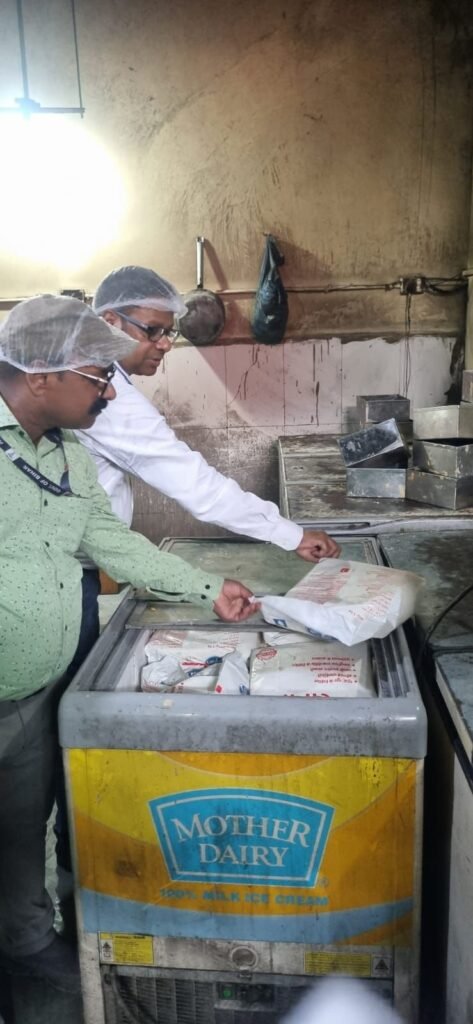 खाद्य सुरक्षा को लेकर राज्यभर में सघन जांच, बिना लाइसेंस संचालित दो दुकानें सील 3 खाद्य सुरक्षा को लेकर राज्यभर में सघन जांच, बिना लाइसेंस संचालित दो दुकानें सील | New India Times