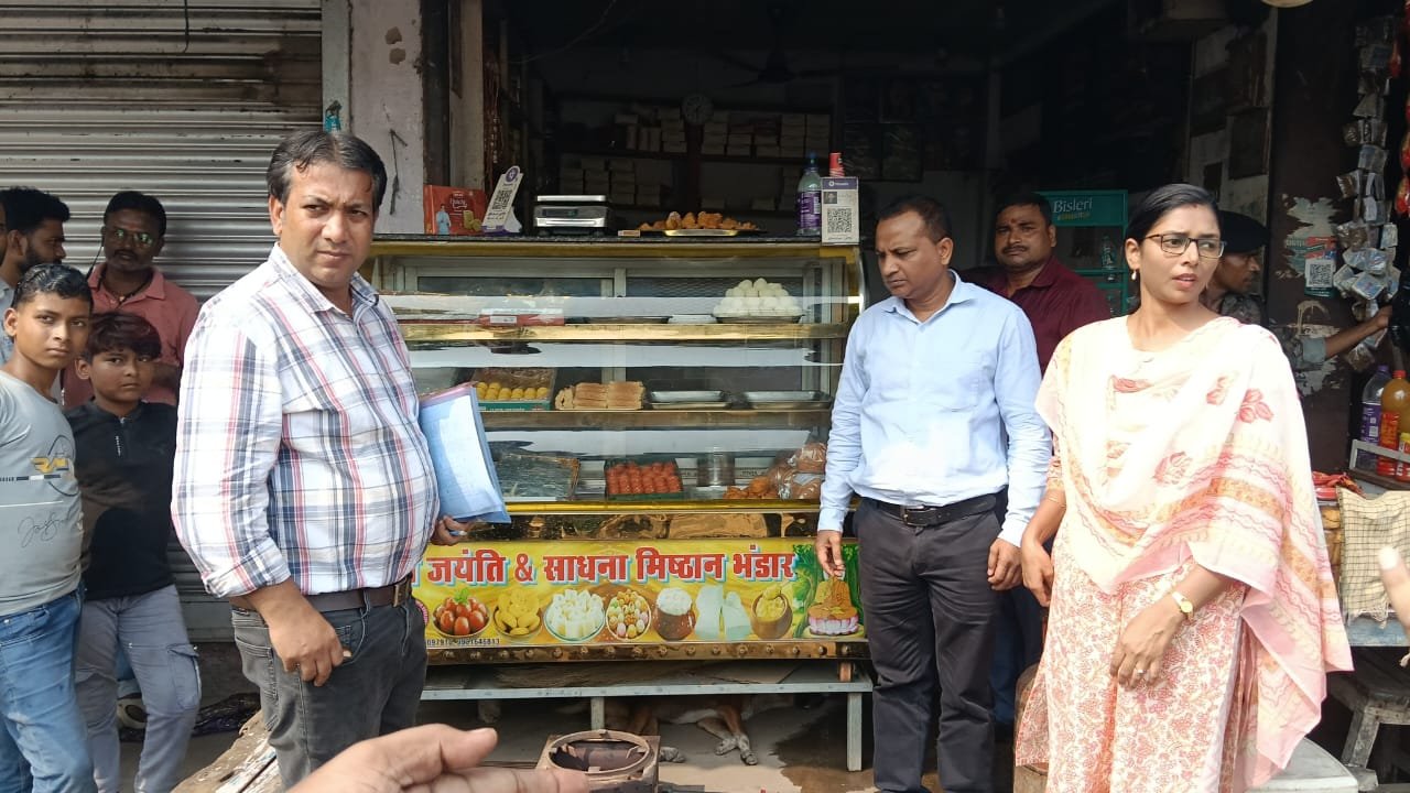 खाद्य सुरक्षा को लेकर राज्यभर में सघन जांच, बिना लाइसेंस संचालित दो दुकानें सील 1 खाद्य सुरक्षा को लेकर राज्यभर में सघन जांच, बिना लाइसेंस संचालित दो दुकानें सील | New India Times