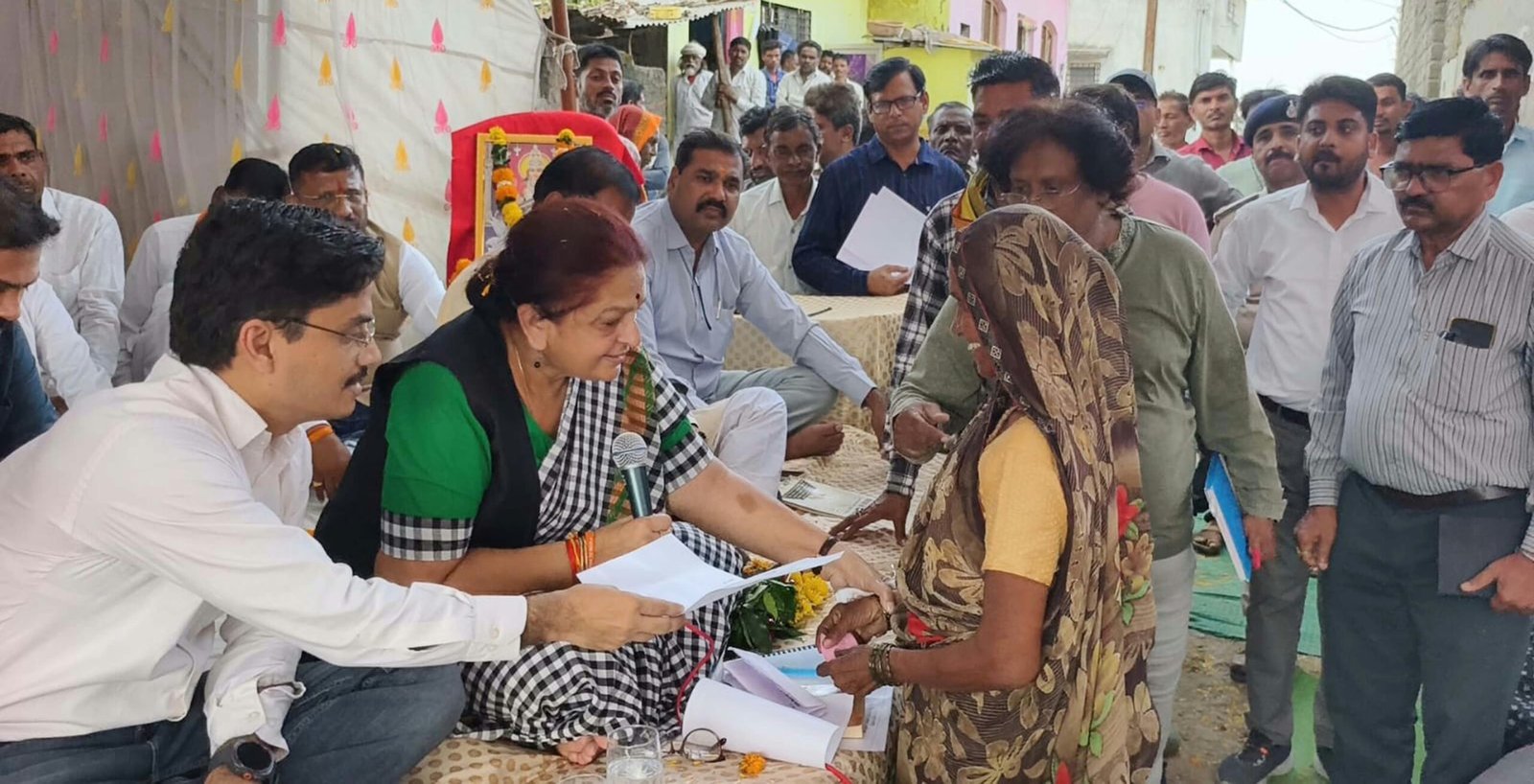 जसौंदी में ‘सेवा सेतु अभियान’ के तहत जनसंवाद, विधायक अर्चना चिटनिस ने मौके पर कराया ग्रामीणों की समस्याओं का निराकरण | New India Times