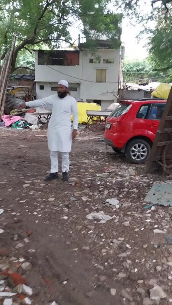 भोपाल टॉकीज के पीछे कब्रिस्तान में अवैध पार्किंग एवं अतिक्रमण का ज़िम्मेदार कौन, क़ब्रस्तानों की सुरक्षा समिति, वक़्फ़ बोर्ड या फिर मुस्लिम समाज??? 2 भोपाल टॉकीज के पीछे कब्रिस्तान में अवैध पार्किंग एवं अतिक्रमण का ज़िम्मेदार कौन, क़ब्रस्तानों की सुरक्षा समिति, वक़्फ़ बोर्ड या फिर मुस्लिम समाज??? | New India Times