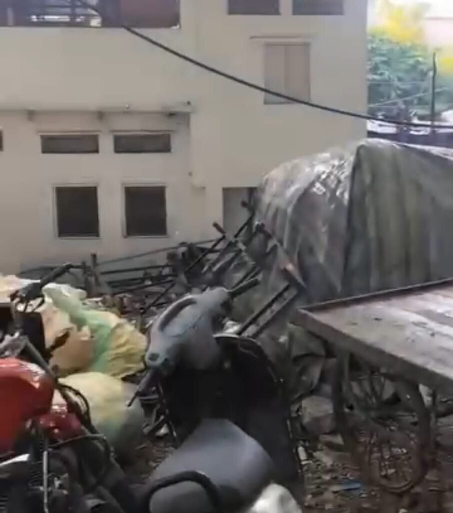 भोपाल टॉकीज के पीछे कब्रिस्तान में अवैध पार्किंग एवं अतिक्रमण का ज़िम्मेदार कौन, क़ब्रस्तानों की सुरक्षा समिति, वक़्फ़ बोर्ड या फिर मुस्लिम समाज??? 4 भोपाल टॉकीज के पीछे कब्रिस्तान में अवैध पार्किंग एवं अतिक्रमण का ज़िम्मेदार कौन, क़ब्रस्तानों की सुरक्षा समिति, वक़्फ़ बोर्ड या फिर मुस्लिम समाज??? | New India Times