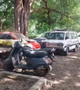 भोपाल टॉकीज के पीछे कब्रिस्तान में अवैध पार्किंग एवं अतिक्रमण का ज़िम्मेदार कौन, क़ब्रस्तानों की सुरक्षा समिति, वक़्फ़ बोर्ड या फिर मुस्लिम समाज???